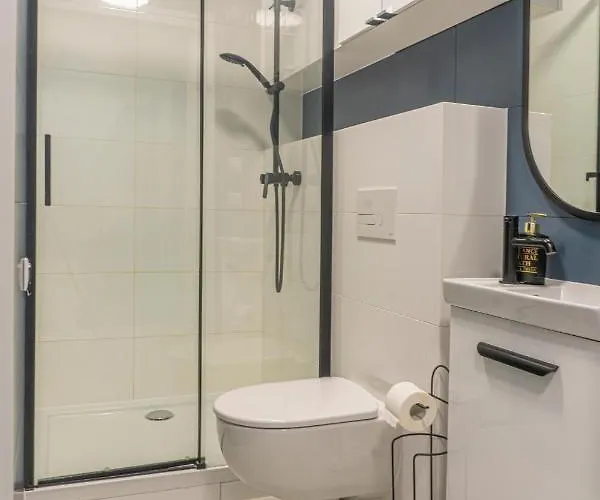 Batorego 18 - Blue - 450m Stacja Metra Pola Mokotowskie, 800m Biblioteka Narodowa, 20m Piekny Park Pola Mokotowskie, 800m Do Sgh - Wifi - Smart Tv - Good דירה *